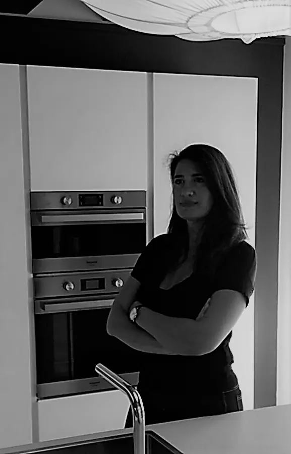 Ritratto in bianco e nero di Tiziana Sessa, in una cucina
