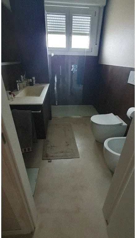 Bagno con lavabo scuro