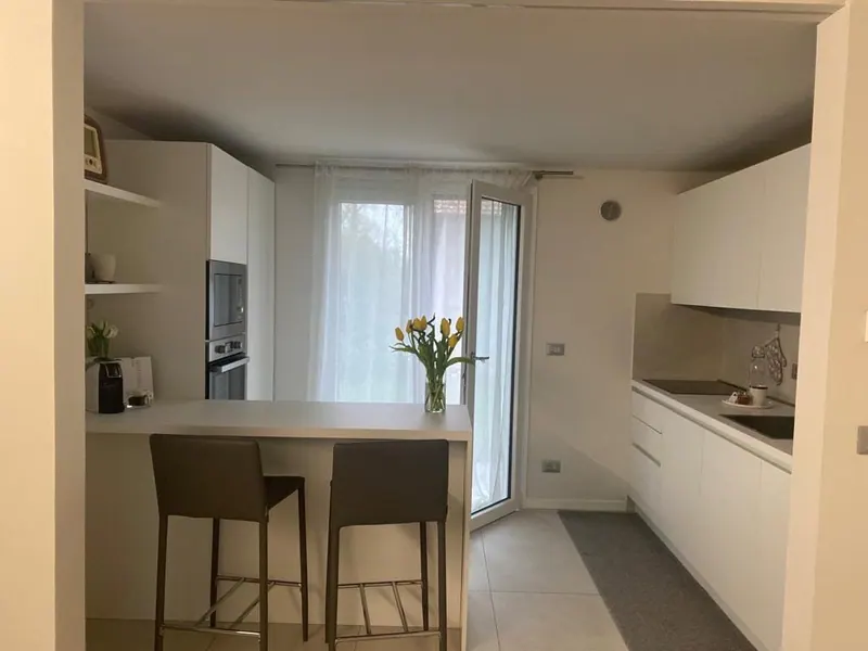 La stessa cucina bianca vista dall'ingresso