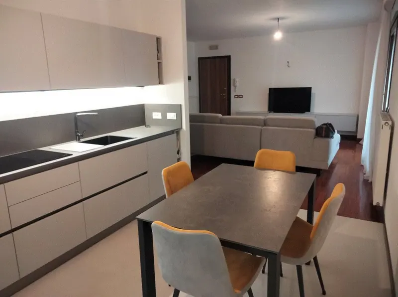 La stessa cucina aperta verso il soggiorno