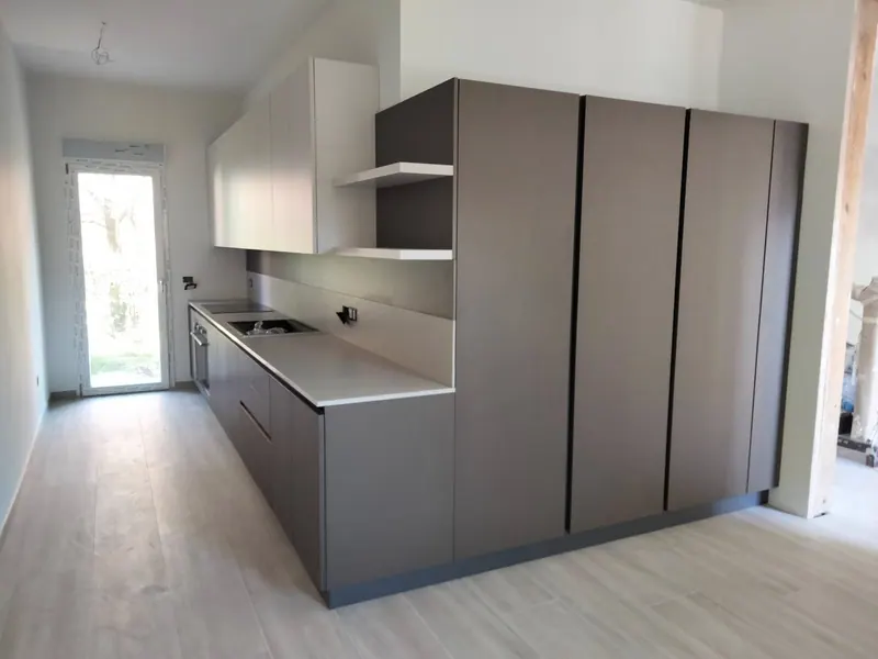 Cucina grigia appena montata in una casa nuova