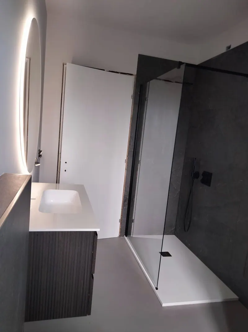 Bagno con doccia a filo pavimento e mobile cannettato