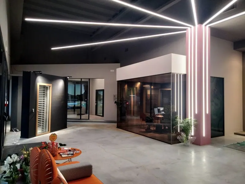 Ambiente con colonna di luce e linee LED sul soffitto