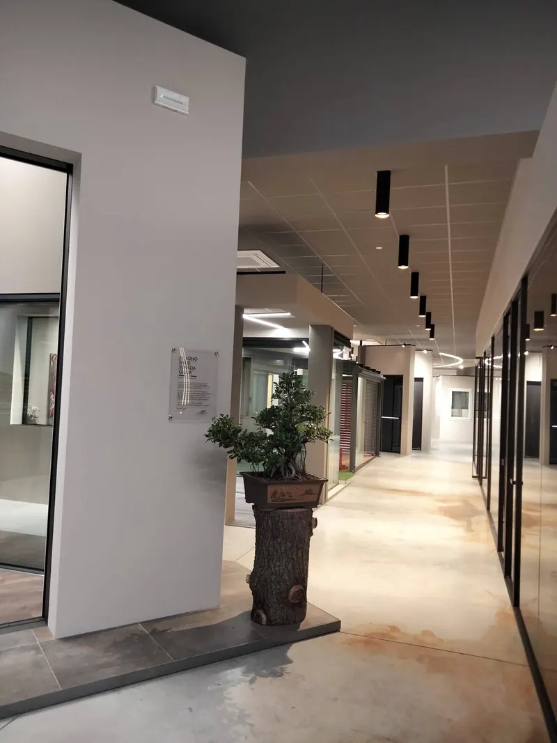 Corridoio con porte e faretti a incasso