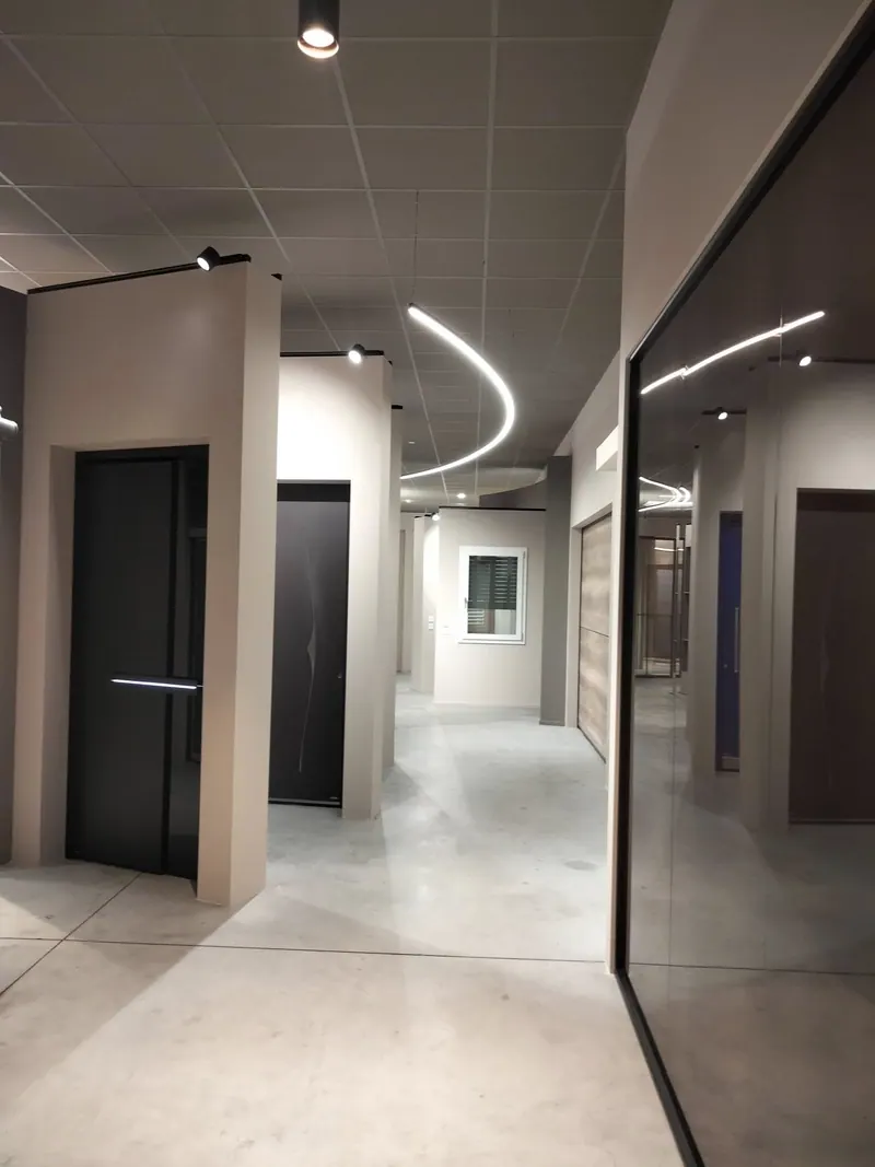 Porte scure e linea di luce curva sul soffitto