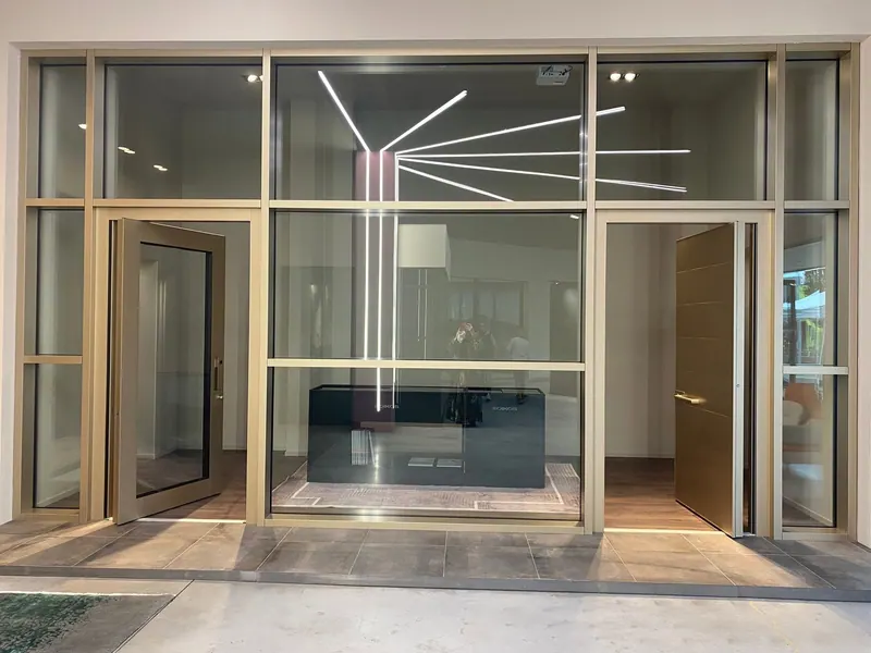 Ingresso vetrato con linee di luce a raggiera