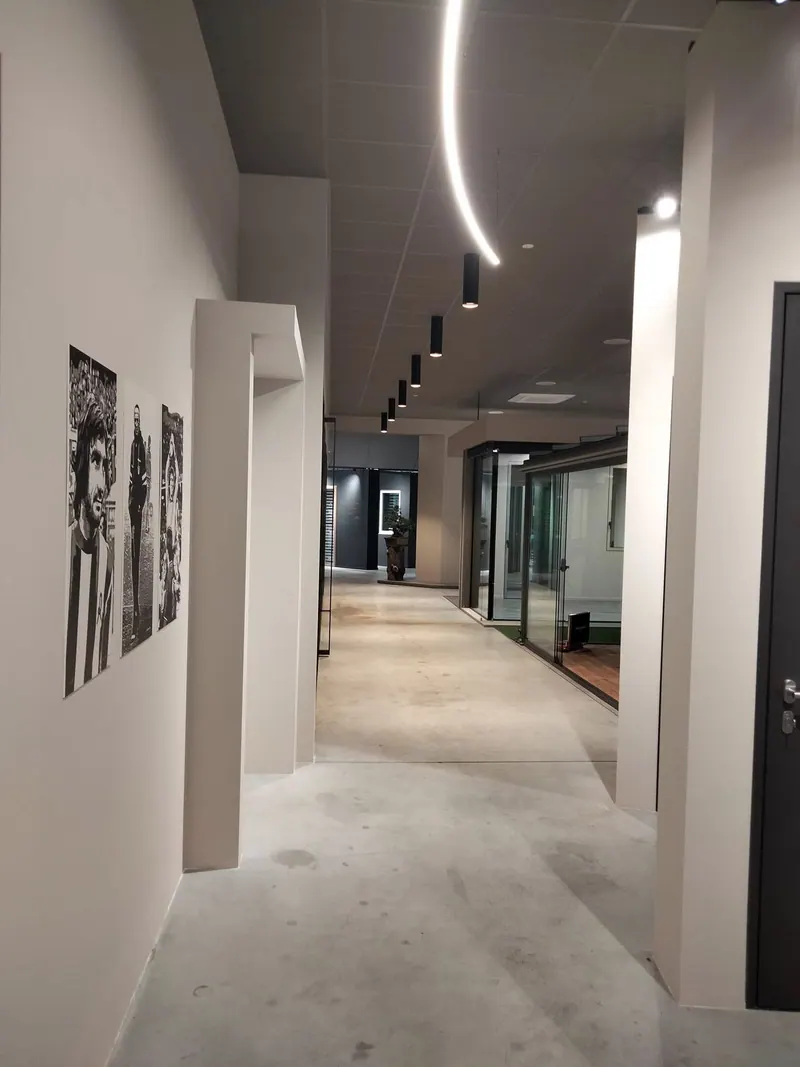 Corridoio con foto in bianco e nero e linea di luce curva