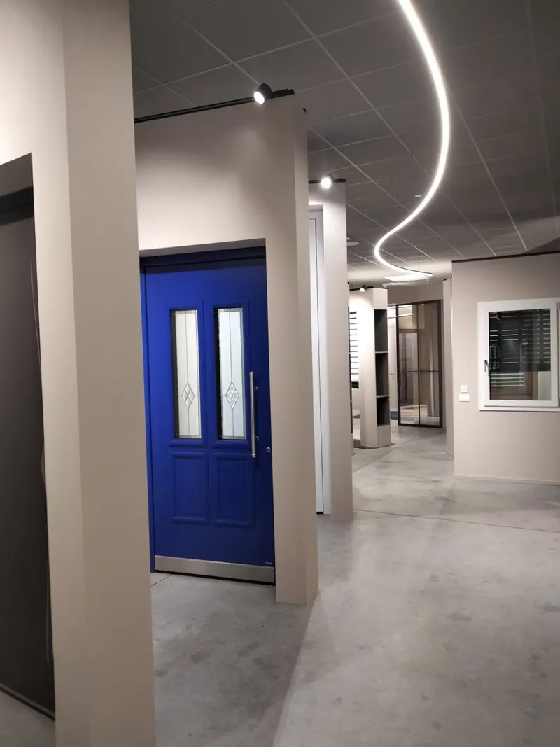 Porta blu e linea di luce sul soffitto