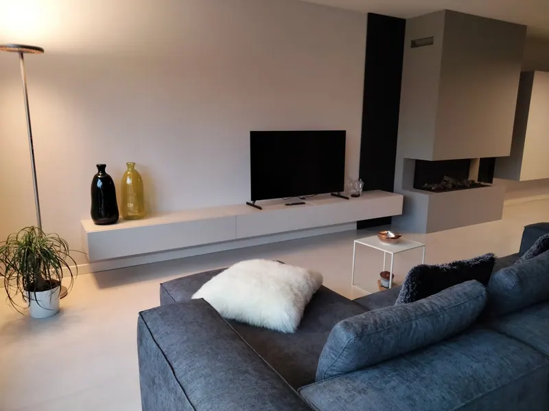 Divano grigio e mobile TV sospeso