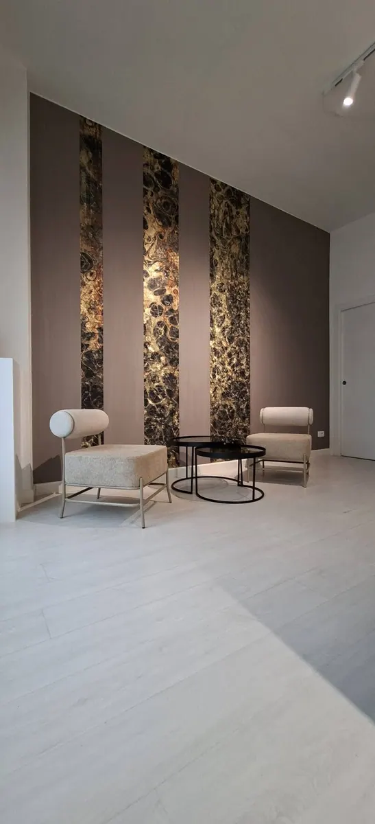 Lo stesso ambiente: poltroncine e pannelli in pietra