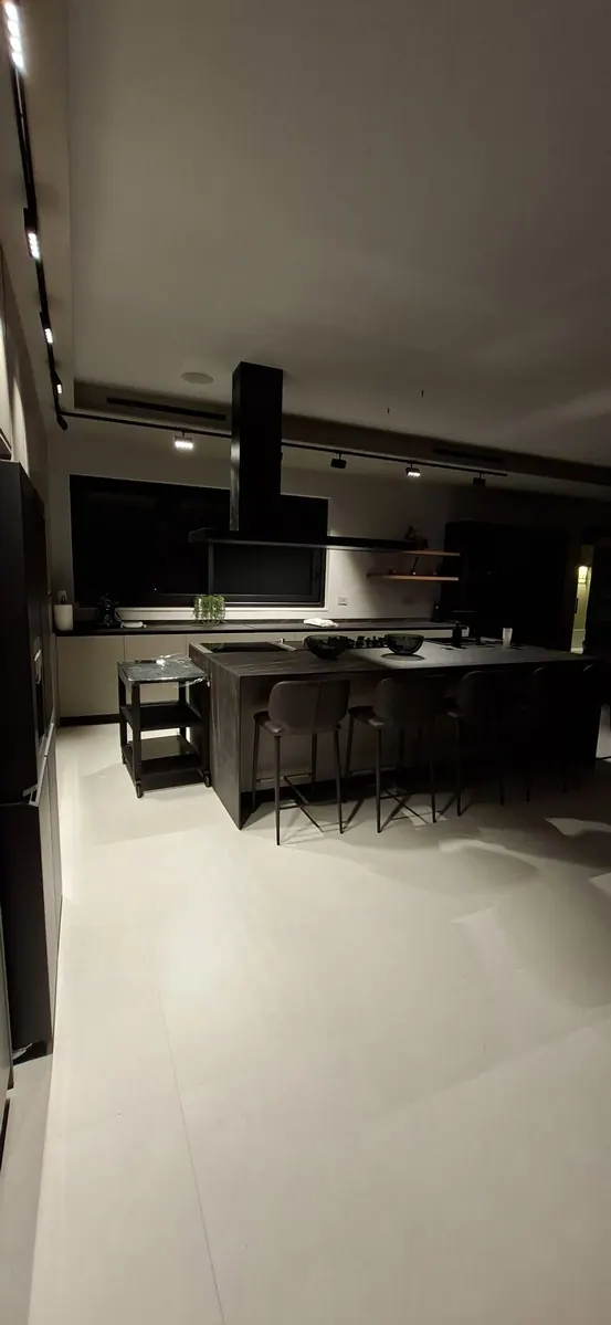 Villa: cucina scura con cappa a isola