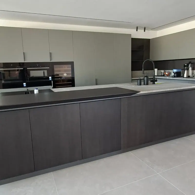 Cucina con isola scura, vista frontale
