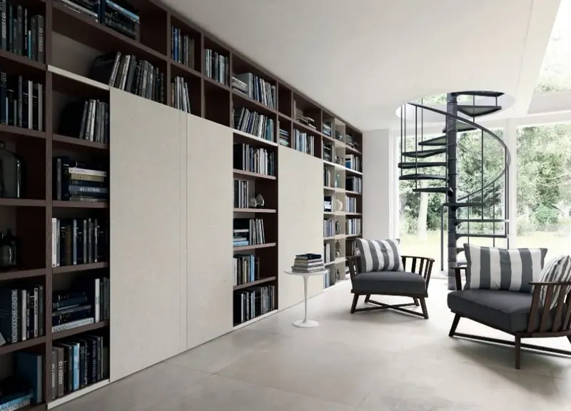 Libreria a tutta parete con scala a chiocciola