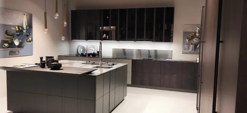 Render 3D di una cucina con isola scura e pensili in vetro