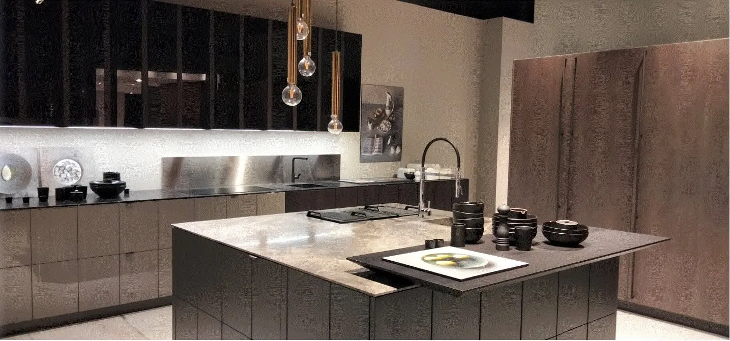 Render 3D di una cucina con isola scura, piano in pietra e lampade a sospensione