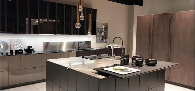 Cucina con isola scura e piano in pietra