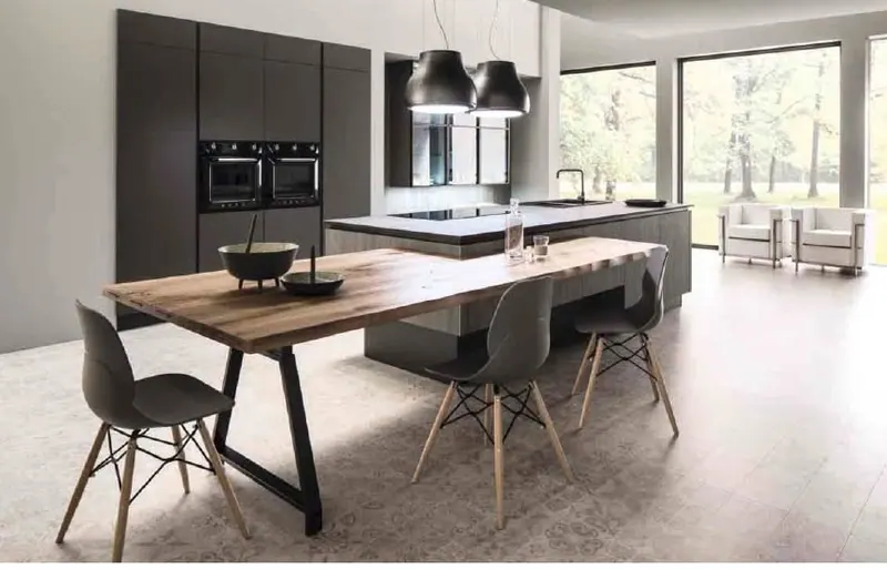 La stessa cucina: tavolo in legno massello e sedie grigie