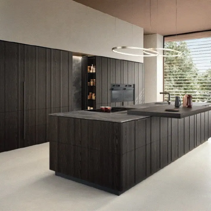 Cucina in legno scuro con isola e lampada ad anello