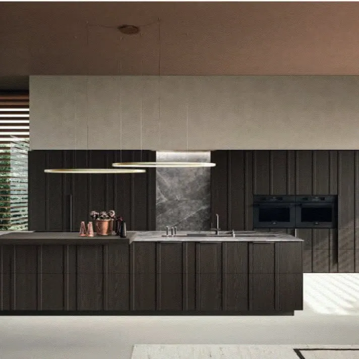 La stessa cucina in legno scuro, vista frontale