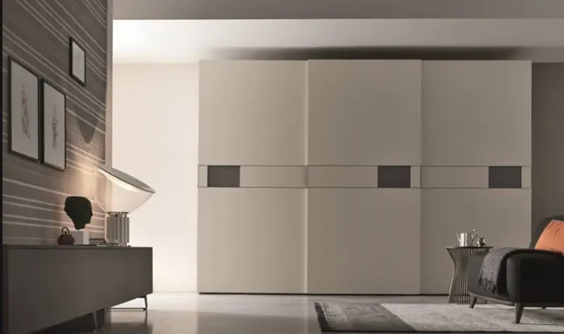 Armadio scorrevole beige con maniglie scure