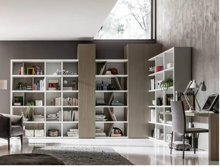 Libreria a giorno bianca e in legno con scrivania