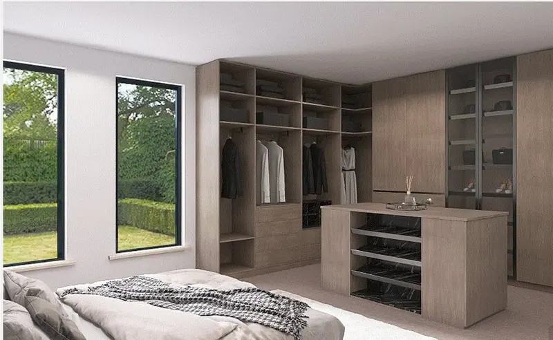 Cabina armadio in legno chiaro aperta sulla camera da letto