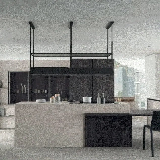 Cucina con isola in pietra chiara e pensile sospeso nero