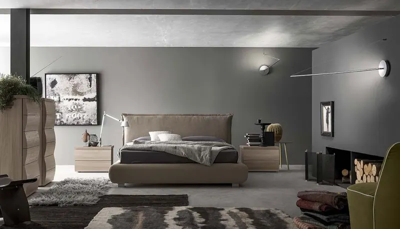 Camera da letto con letto in pelle e parete grigia