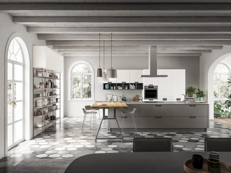 Render 3D di una cucina grigia con isola, travi a vista, pavimento a esagoni e finestre ad arco