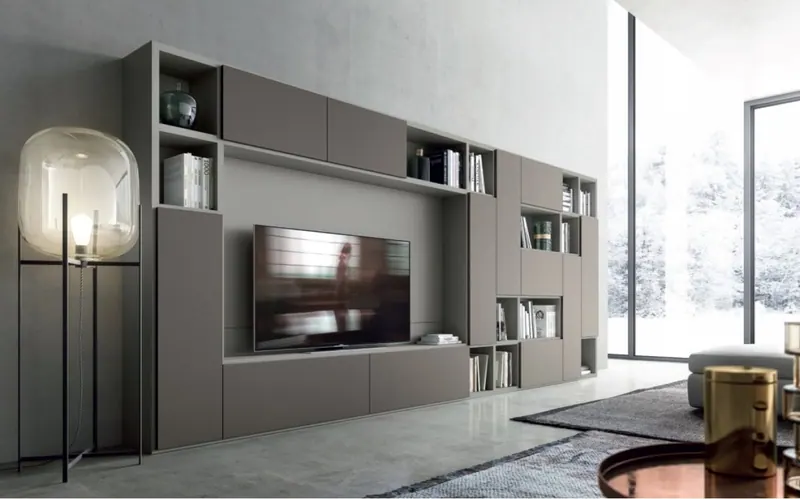 Parete attrezzata grigia con TV e vani a giorno