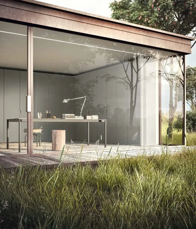Studio in una veranda vetrata affacciata sul prato